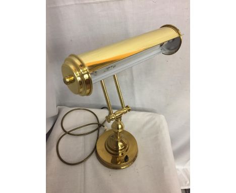 A BRASS BANKERS/PIANO STYLE ADJUSTABLE DESK LAMP 