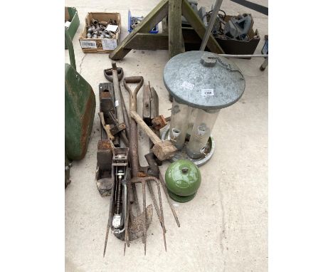 AN ASSORTMENT OF TOOLS AND GARDEN ITEMS TO INCLUDE BIRD FEEDERS, VINTAGE WOOD PLANES AND FORKS ETC 