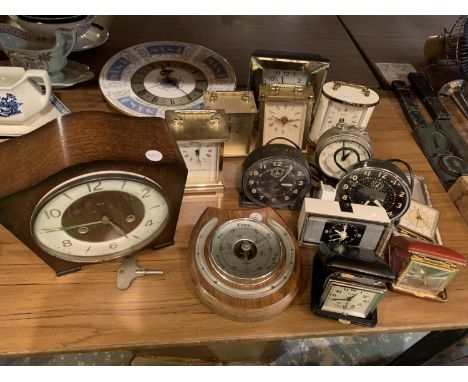 A COLLECTION OF CLOCKS TO INCLUDE A SMITHS WOODEN MANTLE CLOCK WITH KEY, CARRIAGE, TRAVEL AND A HORSE SHOE BAROMETER 