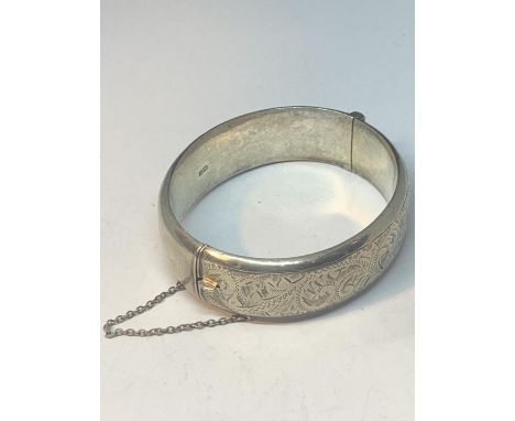 A HALLMARKED BIRMINGHAM SILVER DECORATIVE BANGLE 