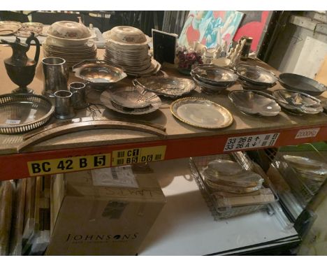VARIOUS ITEMS OF METALWARE TO INCLUDE TANKARDS, TRAYS, BON BON DISHES ETC AND TWO VINTAGE COAT HANGERS ROB R WATSON TAILORS 