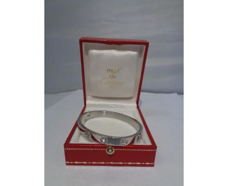 A WHITE METAL FASHION BRACELET/BANGLE IN BOX 