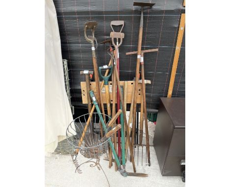 AN ASSORTMENT OF GARDEN TOOLS TO INCLUDE A WORKMATE, SHEARS, RAKES AND A PLANTER ETC 