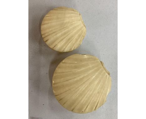 TWO VINTAGE MARBLE SHELL TRINKET DISHES MARKED G.S.E. OTTONE GALVANIZZATO ORO K.24 WITH SHELL CLASPS 