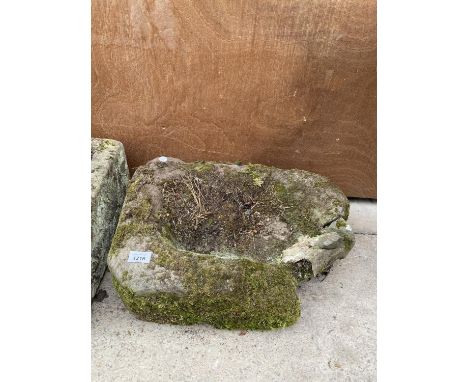 A SMALL VINTAGE STONE TROUGH (A/F) (L:52CM W:36CM PLANT DEPTH:13CM) 