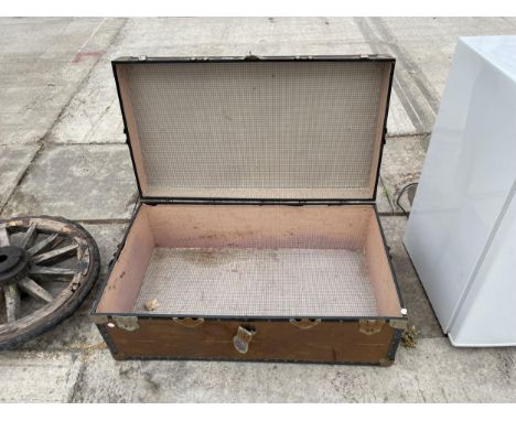 A VINTAGE TRAVEL TRUNK 