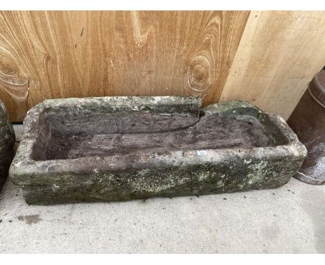 A LARGE VINTAGE STONE TROUGH (SLIGHTLY A/F) (L:120CM W:45CM PLANT DEPTH:18CM) 