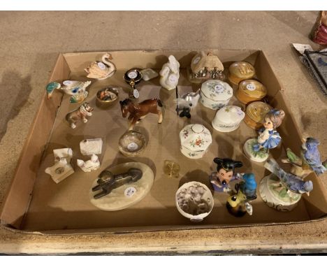 A MIXED GROUP TO INCLUDE LIDDED TRINKET DISHES, ORNAMENTS, MARBLE PAPER WEIGHT ETC. 