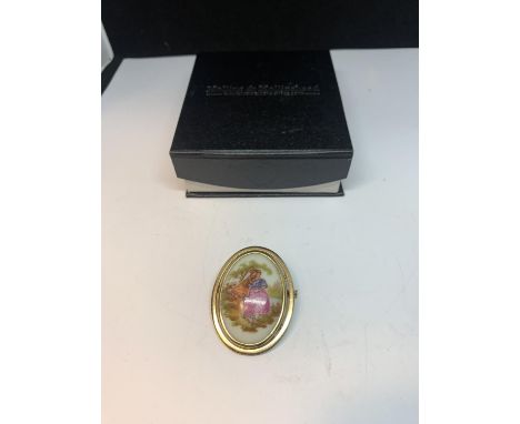 A YELLOW METAL BROOCH WITH A LIMOGES CERAMIC PLAQUE 
