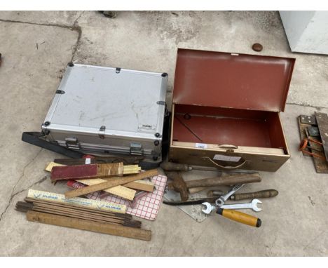 AN ASSORTMENT OF TOOLS TO INCLUDE A TOOL CHEST, HAMMERS AND SPANNERS ETC 