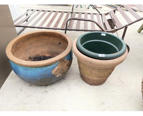 A LARGE CERAMIC PLANTER AND TWO FURTHER PLASTIC PLANT POTS 