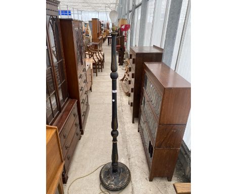 A MID 20TH CENTURY CHINOISERIE DECORATED STANDARD LAMP 