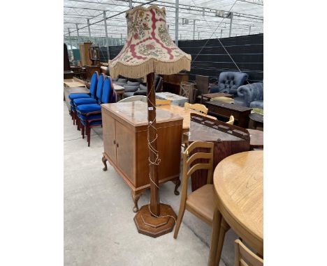 AN EARLY 20TH CENTURY STANDARD LAMP WITH SHADE 