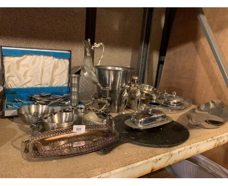 A SELECTION OF SILVER COLOURED ITEMS TO INCLUDE A GLASS PITCHER WITH LID, BUTTER DISH AND FLATWARE 