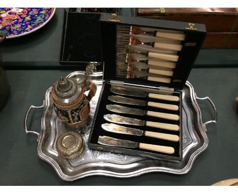 A SELECTION OF ITEMS TO INCLUDE A SILVER COLOURED TIN TRAY A LIDDED TANKARD, A BOXED SET OF VINTAGE FISH KNIVES AND FORKS AND