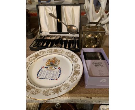 A GROUP OF ITEMS TO INCLUDE A COMMEMORATIVE SILVER JUBILEE PLATE, BOXED CUTLERY, A METAMEC CARRIAGE CLOCK  AND A COMMEMORATIV