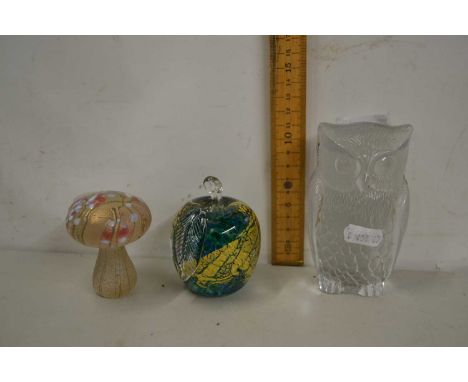 Mixed Lot: An Isle of Wight glass mushroom, further Art Glass apple and a glass owl (3)