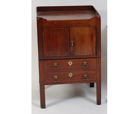 A George III mahogany night commode, having a gallery top, satinwood stringing, and pull-out base, w.53cm, d.51cm, h.80cm 