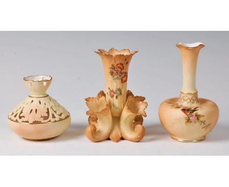 A Grainger & Co. Royal China Works Worcester blush ware specimen vase, h. 14cm, together with a cornucopia, shape No. G939, h