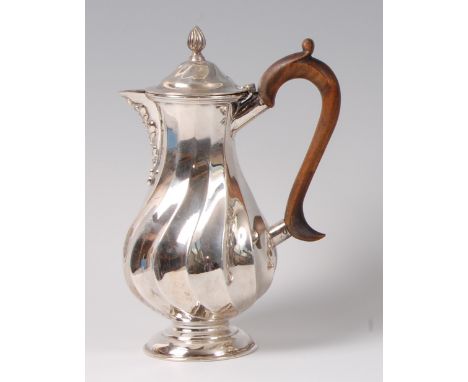 An Edwardian silver bachelors hot water pot, of pear shape, having finial topped hinge cover, gross weight 12.5oz, maker Will