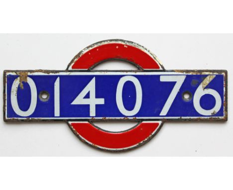 London Underground enamel bullseye from driving car 014076. Measures 5.5in x 2.75in and is in very good condition.