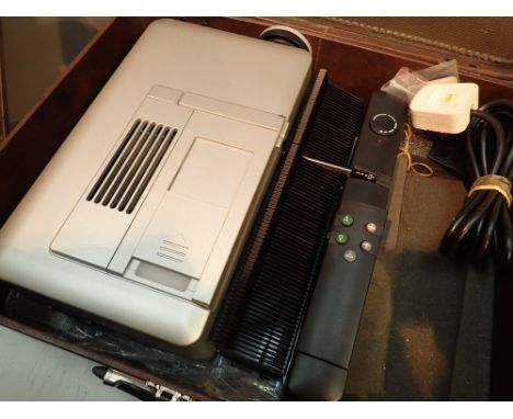 Leica Pradouit P600 slide projector and case 