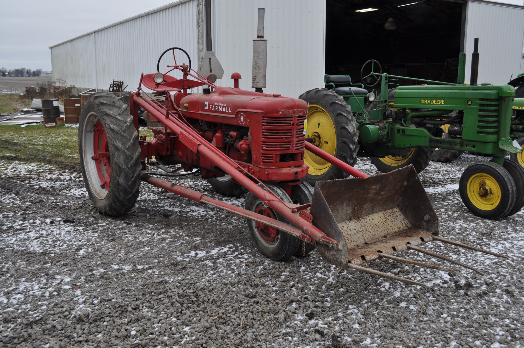 International Farmall H tractor, 12.4/38 rears, 6.00/16 fronts, Stan