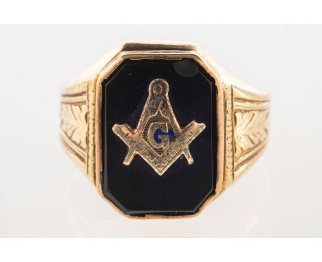 An onyx Masonic ring, the onyx with attached Masonic symbol, carved shoulders, marked 10K, size J1/2, 5.4grams.(Note: the ony
