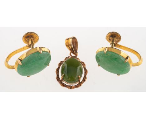A pair of jade earrings and a pendant, a pair of screw back earrings each set with an oval-cut jade cabochon, marked 18k, len