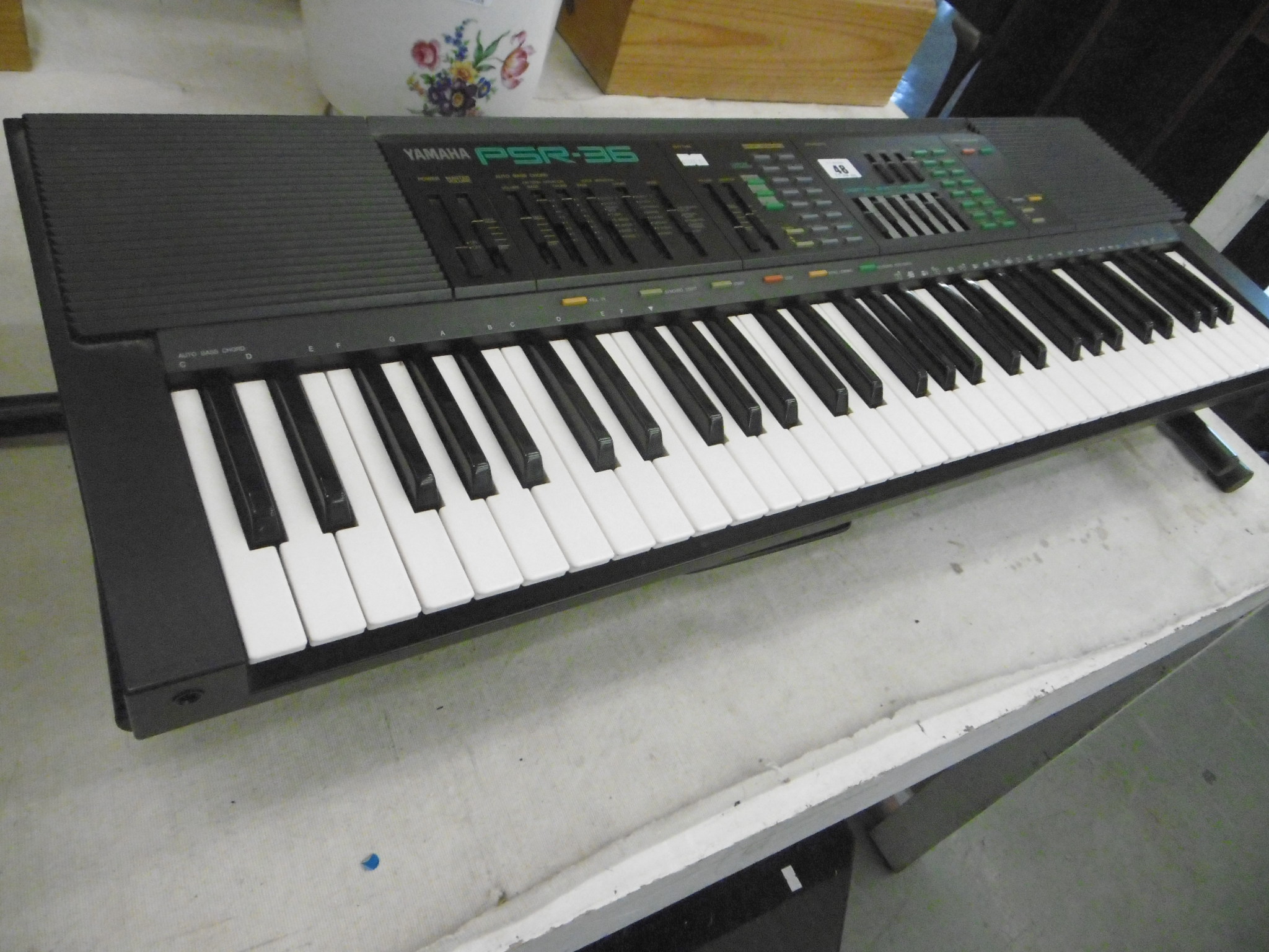 A YAMAHA PSR36 KEYBOARD AND STAND