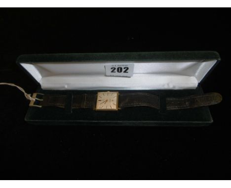 A VINTAGE 9CT GOLD CASED GENTLEMAN'S WATCH