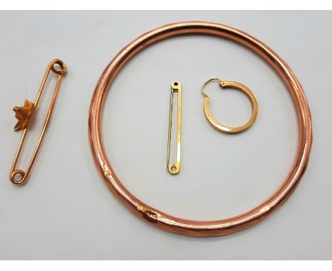 9CT GOLD BANGLE, FOX TIE PIN &amp; 1 EARRING - 14.8 GRAMS APPROX