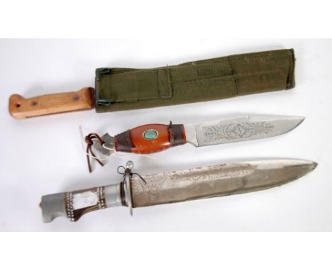 MODERN 20th BRITISH MILITARY ISSUE MACHETE with hatchet shaped blade marked N22, 18" (45.7cm) long overall in green fabric sh