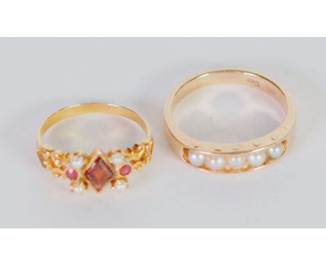 GARNET AND SEED PEARL SET RING, bezel set with kite cut garnet, flanked by two small round cut garnets and four seed pearls, 