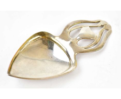 DEAKIN &amp; FRANCIS; an Edwardian hallmarked silver caddy spoon in the Arts &amp; Crafts manner, Birmingham 1906, length 8.5