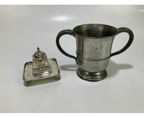 HENRY MATTHEWS; an Edward VII hallmarked silver desk stand, with detachable glass inkwell, Birmingham 1906, together with a p