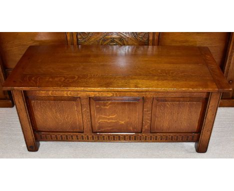 ROYAL OAK FURNITURE COMPANY; a reproduction oak bedding box with three panelled front on square supports, 52 x 124 x 53cm.Con