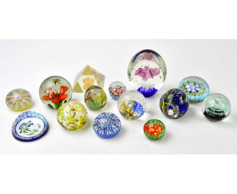 A group of fourteen glass paperweights, to include a Caithness Scotland example (14).