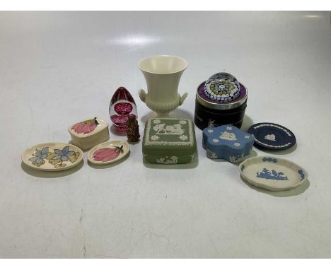 A small mixed lot of assorted ceramics and glassware to include a Moorcroft trinket box and two pin dishes in the 'Magnolia' 