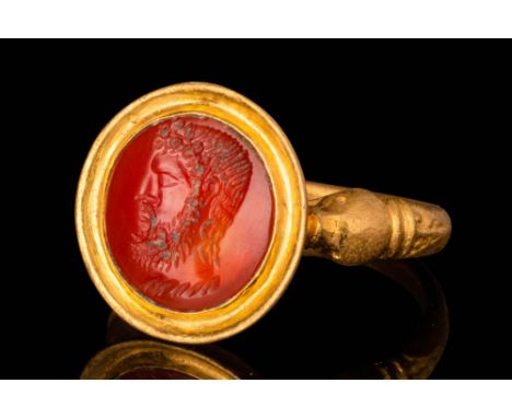 Ca. 197 - 31 BC.A Late Hellenistic 21 ct gold finger ring with an intaglio depicting a male head in profile facing left. For 