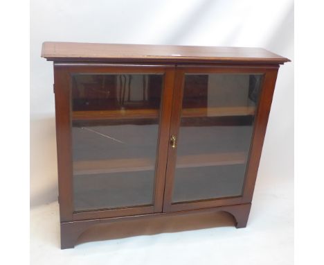A 19th Century mahogany glass fronted bookcase, raised on carved bracket feet. H-98cm, W-111cm, D-27cm 