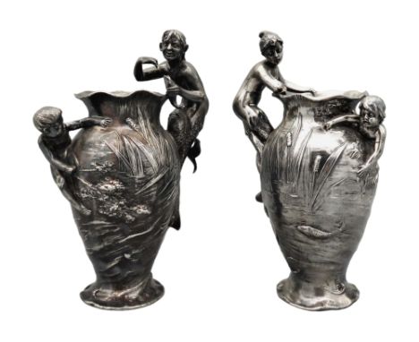 WMF, Paar Vasen mit Nereiden Silber plated, am Boden mit Manufakturmarke sowie Feingehaltsmarke versehen. An 1 Vase Versilber