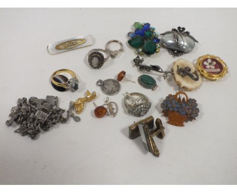 A BAG OF VINTAGE JEWELLERY TO INCLUDE SILVER EXAMPLES
