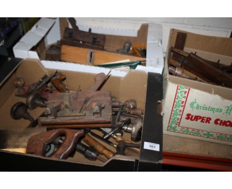 THREE TRAYS OF WOOD WORKING TOOLS TO INCLUDE VINTAGE PLANES ETC