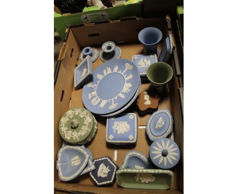 A TRAY OF ASSORTED WEDGWOOD JASPERWARE TO INCLUDE A BROWN TRINKET BOX
