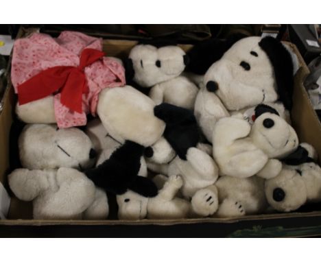 A TRAY OF VINTAGE SNOOPY SOFT TOYS