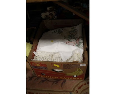 A BOX OF VINTAGE LINEN ETC TO INC EMBROIDERED EXAMPLES