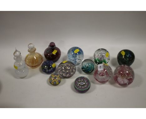 A COLLECTION OF GLASS PAPERWEIGHTS AND GLASS SCENT BOTTLES TO INCLUDE CAITHNESS (13) 