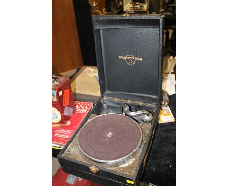A VINTAGE COLUMBIA GRAMOPHONE 