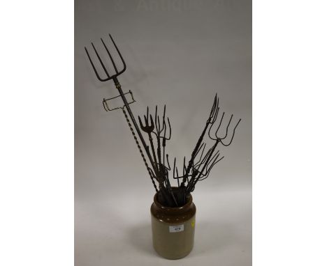 A COLLECTION OF VINTAGE TOASTING FORKS 